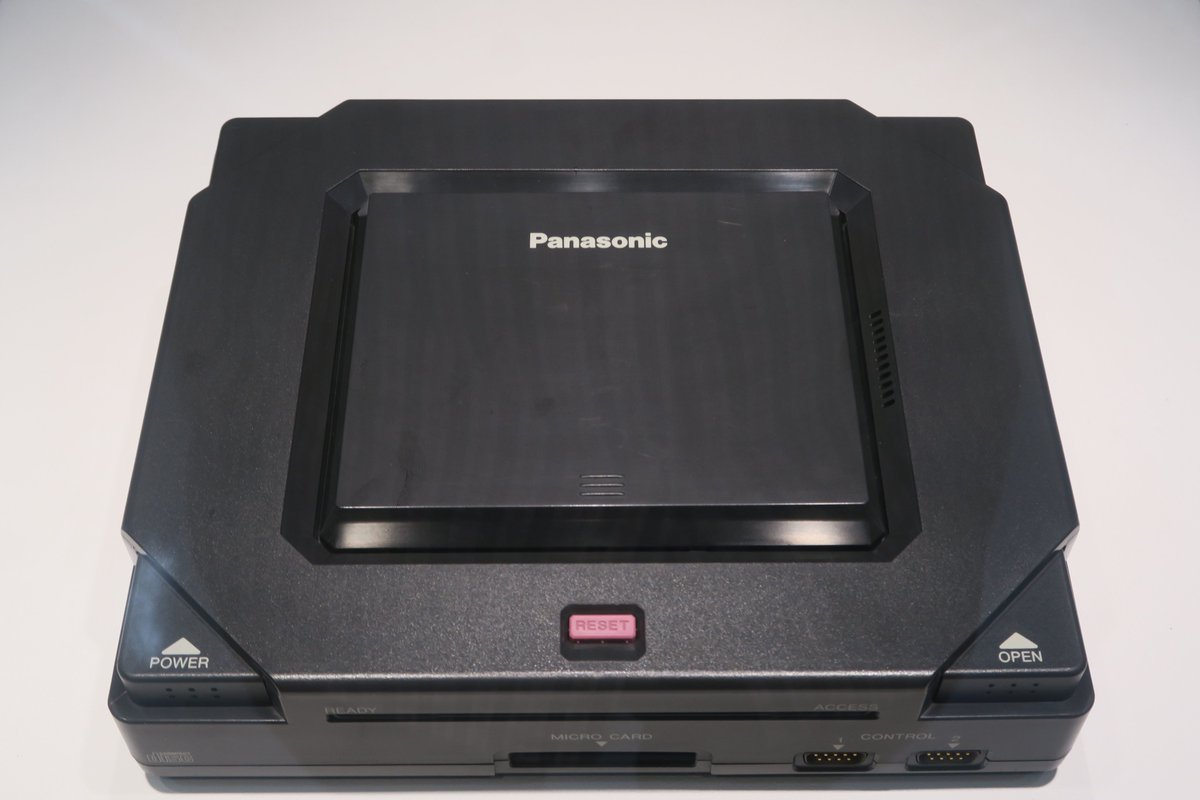 Shingi's tweet photo. ところで3DO M2（Panasonic M2）『FZ-21』、触った人から“UIの敗北”言われてるのがわかったわ……。
CDトレイオープンかと思う赤い中央ボタンはリセットだし、電源（左）とトレイオープン（右）は天面から押すのではなくCDトレイ側にスライドする、と……なんぞ!!!?
#TheTenthMosaic https://t.co/1kWNu9qkfu