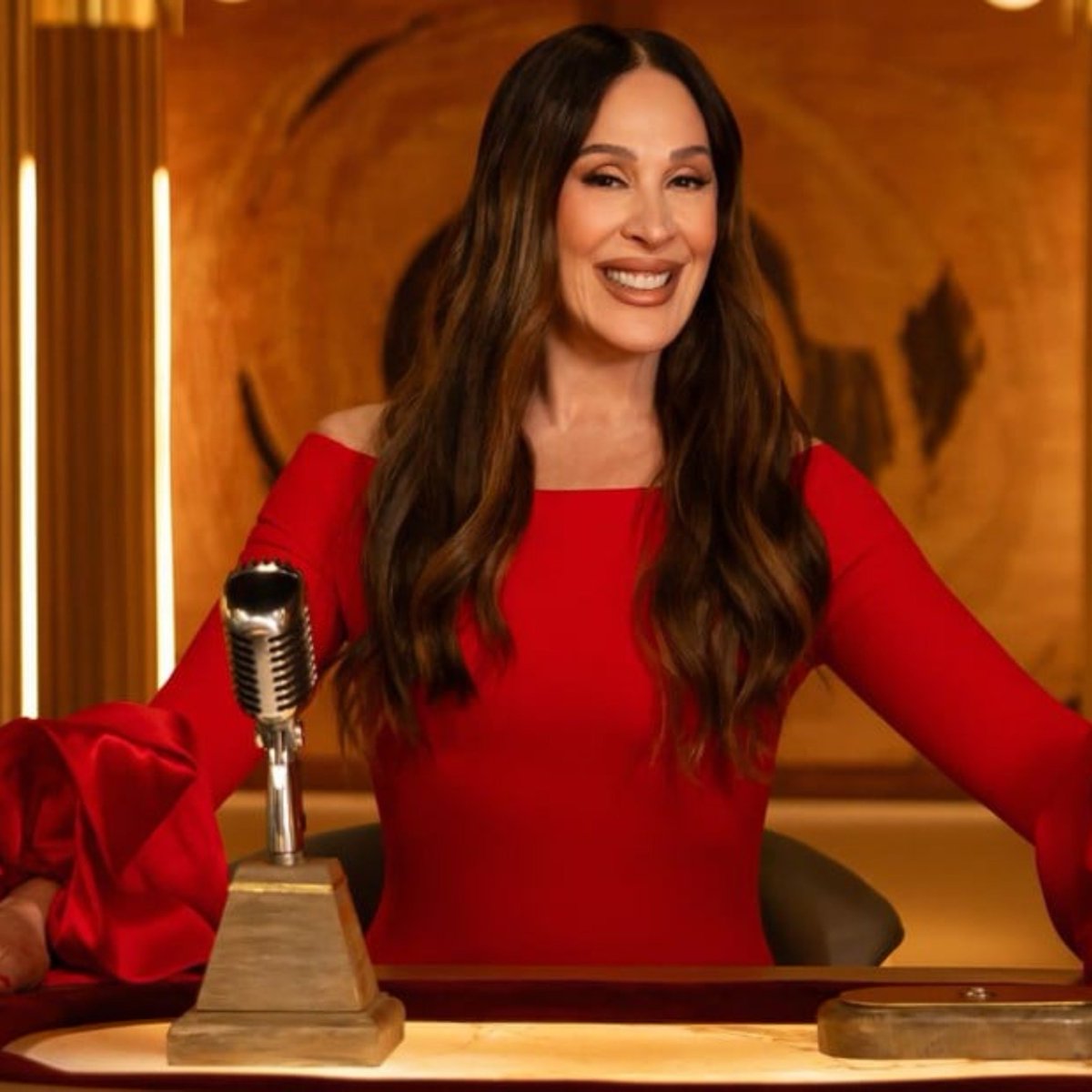 forumeplay's tweet photo. O reality “Sua Mãe Te Conhece?”, comandado por Claudia Raia na Netflix, não terá uma segunda temporada. Segundo apuração de Carla Bittencourt, o principal motivo é o próprio formato da atração, que dependia do elemento surpresa para funcionar.

Na primeira temporada, os filhos acreditavam estar participando de outro reality, “A República”, sem saber que eram observados pelas próprias mães. Com o segredo já revelado ao público, repetir a dinâmica poderia fazer com que futuros participantes desconfiassem do jogo e até combinassem comportamentos previamente com as mães.