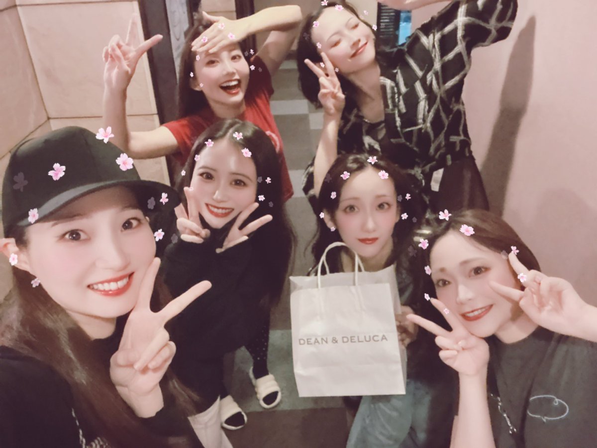 mari_yan00's tweet photo. #舞台新サクラ大戦 誠伝TSURUGI
観劇させていただきました🌸
俺たちのさくらが最初に出てきてくれただけでもう涙目でした🥹✨

曲も台詞も思い出がたくさん蘇る瞬間があったし、何度も心燃えました❤️‍🔥
新曲も振付も超かっこよくて、殺陣もたっぷりあって、大興奮でした！

大好きな人たちたくさん📸 https://t.co/uoFpSNr5Tp