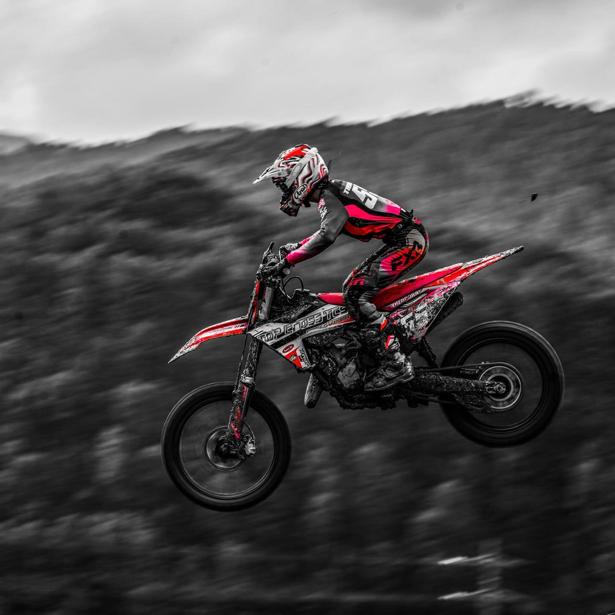 MayaHardistd1v's tweet photo. Flying over the mud at the Catalonia Motocross Championship. At Can Taulé, #55 Theodora claimed victory in the Women’s category with speed, skill, and determination. Full throttle, dirt in the air, pure spectacle. https://t.co/hqDCauqQGA