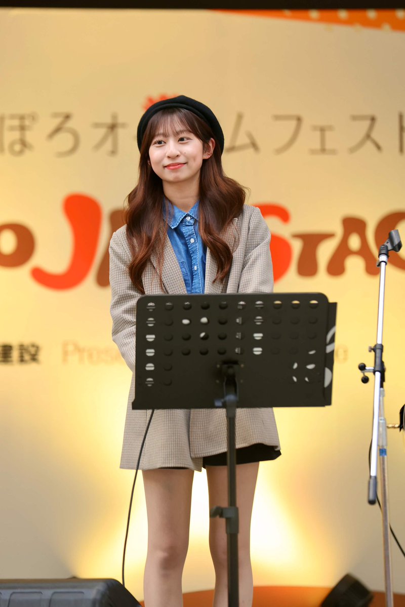 yui_3920's tweet photo. 本日はさっぽろオータムフェストで歌わせていただきました！

見に来てくださった方ありがとうございました🍁

髪伸ばしたよ〜！＆ ベレー帽🎩

外だったから開放感があって楽しかったです。皆さんが盛り上がってくれて嬉しかったです！ https://t.co/bDLFEWICAu
