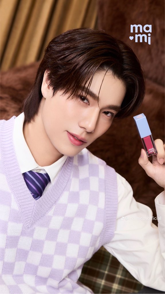 PhuwinOfficial's tweet photo. 💄#MamixPhuwinLIVE

ลิป mami Berry Club Lip Tint สีเฉดสีลุคแบบคุณพรีเซนเตอร์ ชอบสีไหนกันค้าบ~💋

PHUWIN WITH MAMI LIVE

❥@phuwintang🍯
#phuwintang https://t.co/LNDG2Sy052
