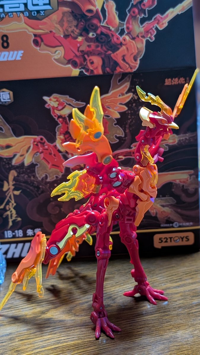 Sho21604475's tweet photo. ビーストボックスの朱雀が届きました。
まずは羽を広げた立ち姿。デザイン的にもこれが一番映えるポーズだと思います。尾羽も自由度が高いので孔雀のように跳ね上げることもできます。
#52TOYS #BEASTBOX https://t.co/4iAuVGijt0