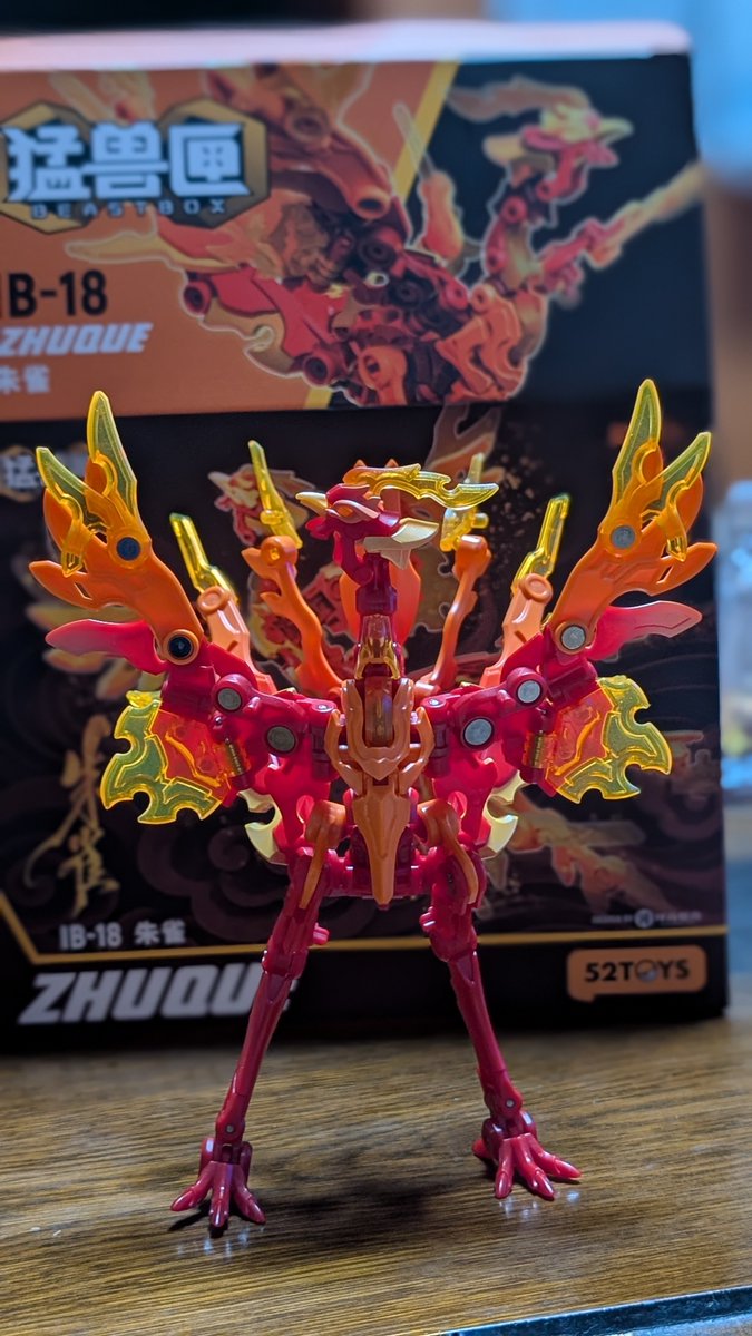 Sho21604475's tweet photo. ビーストボックスの朱雀が届きました。
まずは羽を広げた立ち姿。デザイン的にもこれが一番映えるポーズだと思います。尾羽も自由度が高いので孔雀のように跳ね上げることもできます。
#52TOYS #BEASTBOX https://t.co/4iAuVGijt0