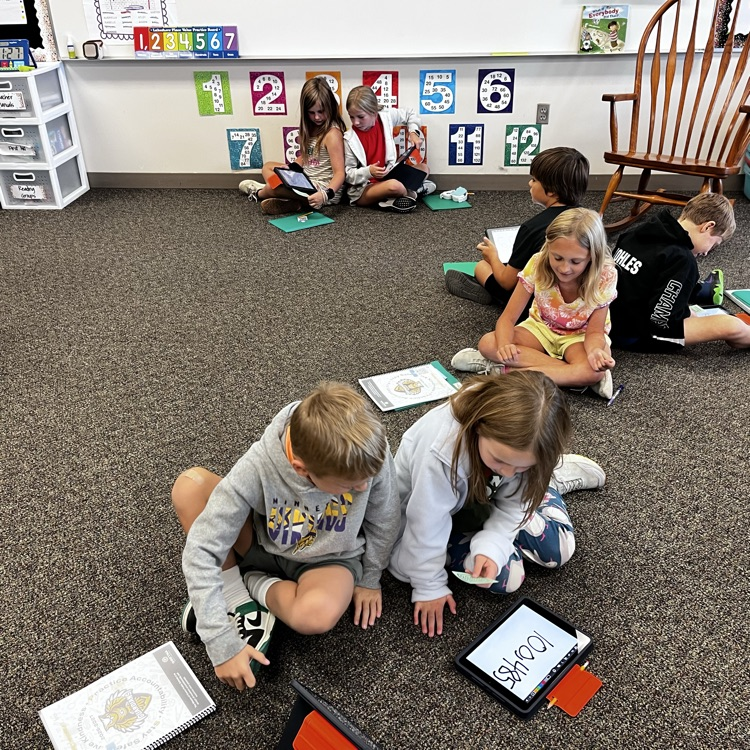SQThomasElem's tweet photo. Mrs. Stabenow's WIN group practiced writing nine digit numbers. https://t.co/twUtteOuca