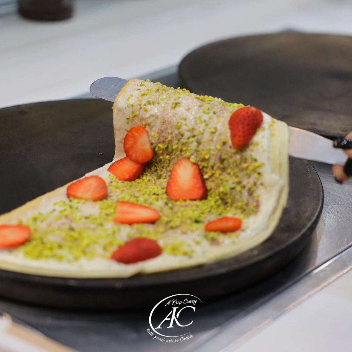 EmilMasupha's tweet photo. Sottili, dorate e irresistibilmente vellutate: le nostre crêpes racchiudono i profumi di Parigi. Cioccolato, pistacchio, frutta fresca e abbinamenti creativi per sorprendere il palato. Vieni a provarle! Via Giovanni Amendola 91, Bari. 348 1732208 https://t.co/pi6GESIpII