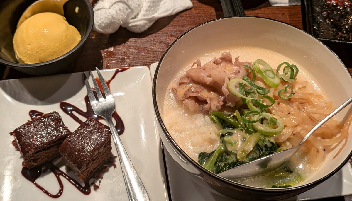 aXLnCZFiv1GeI18's tweet photo. 焼肉終了\(๑˃̵ᴗ˂̵๑)/
締め？のユッケジャンラーメン(写真は無い)が
美味しかったです😋

締めのモスシェイクNow✨
スタバに行ったら飲みたいものが
殆ど売り切れていたのでモスバーガーで…😋

良い醒まし煮ちょうど良い冷たさと甘さです🤤
これから順次リプ返をして行きます🫡
おやすみなさ〜い😪💤 https://t.co/93q9ZS0pba