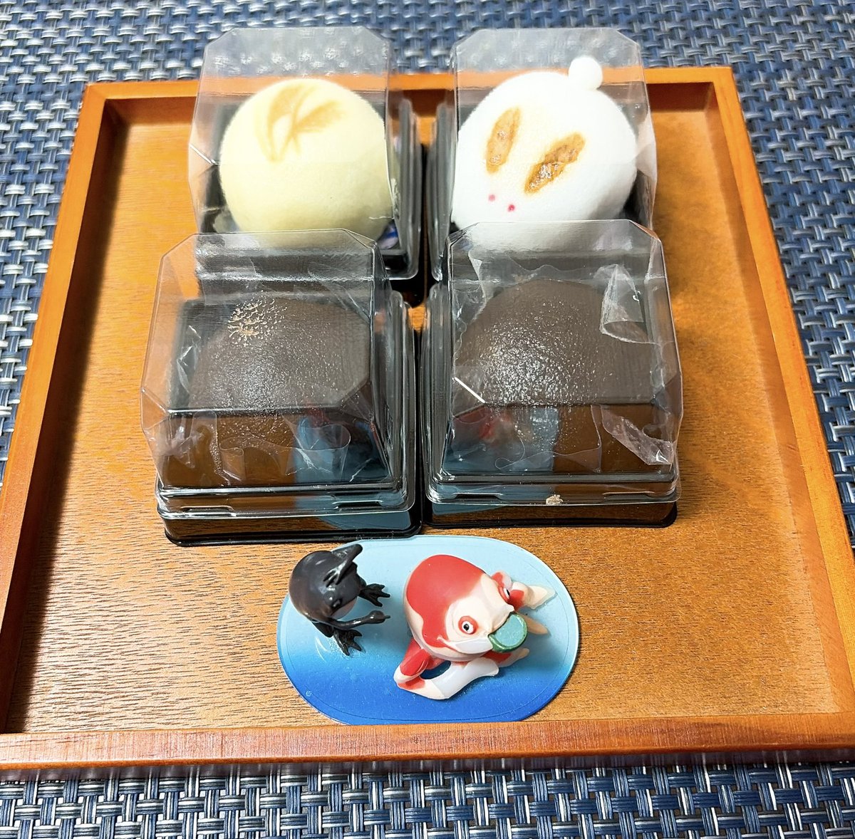 xsheeenax's tweet photo. 十五夜の月が出てへんならこれで！（蓄光月見ポーチ）
赤福の五十鈴茶屋なら味は折り紙付き。黒糖こしあんのおはぎめっちゃ美味しい。赤福の白黒餅も美味いのでさもありなん。
こしあん原理主義者過激派なのでおはぎもこしあんがあればそれに越したことはない。こしあんだけにってやかましいわ。 https://t.co/ja2lJjuEC8