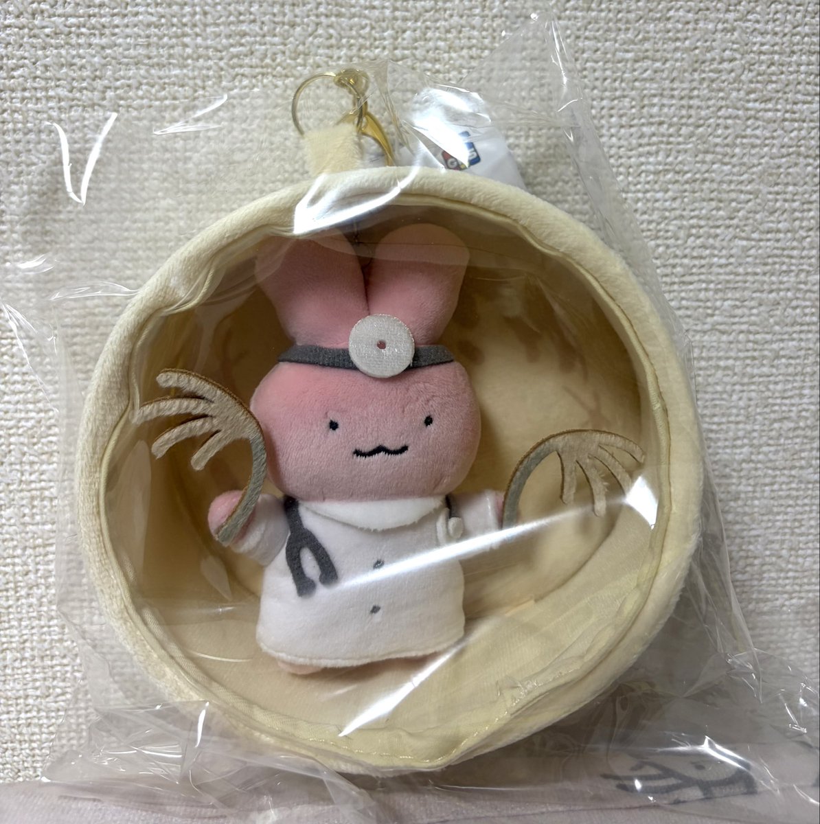 xsheeenax's tweet photo. 十五夜の月が出てへんならこれで！（蓄光月見ポーチ）
赤福の五十鈴茶屋なら味は折り紙付き。黒糖こしあんのおはぎめっちゃ美味しい。赤福の白黒餅も美味いのでさもありなん。
こしあん原理主義者過激派なのでおはぎもこしあんがあればそれに越したことはない。こしあんだけにってやかましいわ。 https://t.co/ja2lJjuEC8
