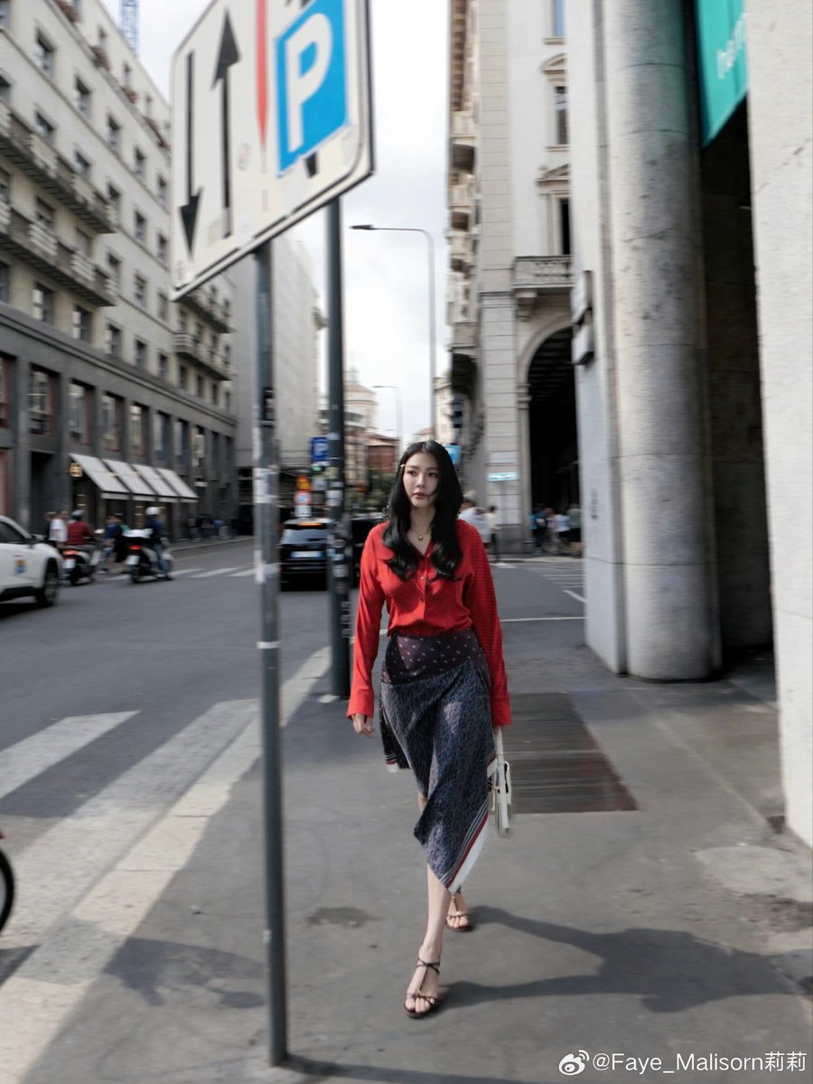 Fayemily_TH's tweet photo. P’Faye Weibo Update 
Seen on the streets of Milano @Ferragamo 

🖇️ https://t.co/CsoL7vtuW9

#FerragamoXFaye
#Ferragamo
#FerragamoSS27
#MilanFashionWeek
#FayePeraya https://t.co/eR28pI8CEr