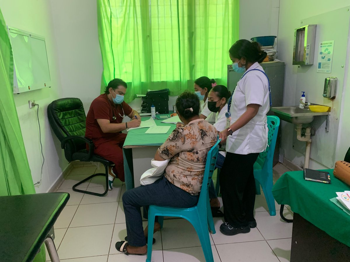 CubacooperaTlBo's tweet photo. El Dr. Víctor Doeste Esp. en Cirugía de la #BMCTL #HRMaliana realiza consulta de excelencia a paciente con fisura anal con compromiso de la salud del mismo porque #CubaCoopera . https://t.co/OVAbZICCd8