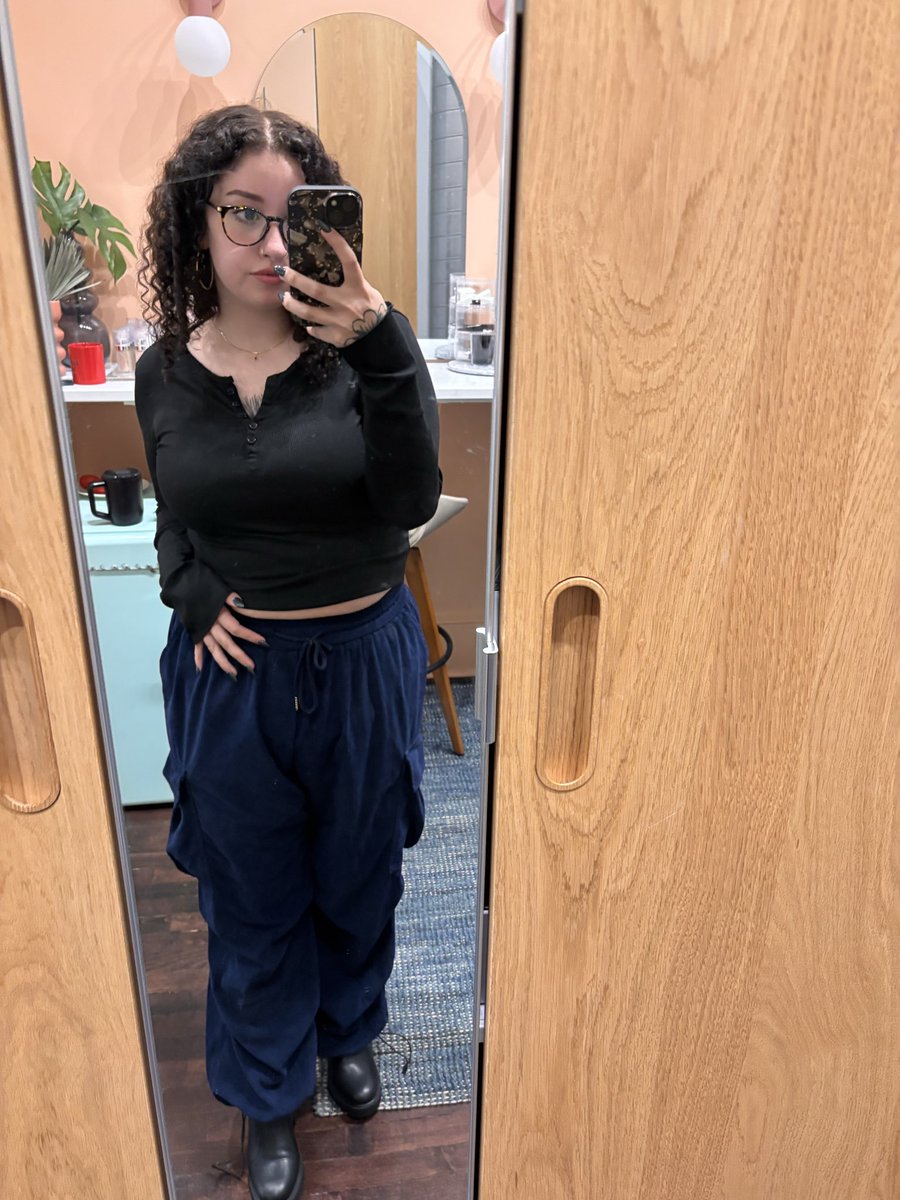 shaylalarson_'s tweet photo. helloooooo friday https://t.co/WNaipDANcE