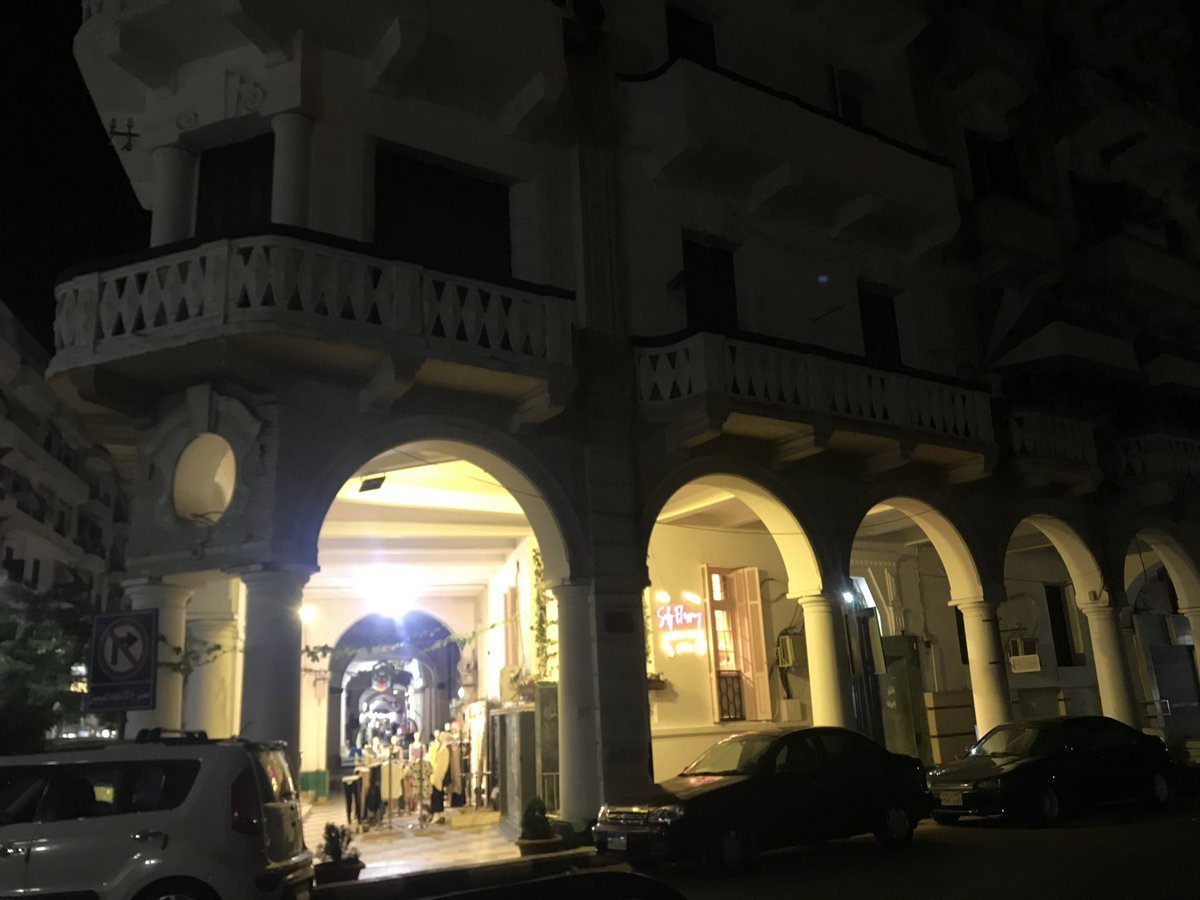 M7rusa's tweet photo. عارف يعني ايه تعيش في مدينة المشي فيها فسحة؟ اهو اسكندرية وبورسعيد كانوا كده

وانا صغيرة كنت بخجل أطلب فلوس من أمي واستحي أطلب فلوس من ابويا..  

فكنت ساعات انزل م البيت في بورسعيد مفيش في جيبي ولا مليم.. ومش محتاجة ولا مليم.. النسمة الحلوة ببلاش.. والمطر ببلاش.. والبواكي تحميك م الحر والمطر والريح فتقدر تتمشى في أي جو.. والبلد صغيرة تتلف كعابي وكل ركن فيها حلو يخليك ما تزهقش م المشي.. توصل البحر ترمي همومك ببلاش.. تعطش تشرب من أي قلة في أي سبيل في الشارع.. وتركب المعدية الدورين ببلاش، رحلة بحرية بديعة بين قارتين.. ببلاش.. 

بورسعيد علمتني اتبسط ببلاش.. 

*البواكي هي طريقة البناء الظاهرة في الصورة الأخيرة، الرصيف بيكون عريض جداً وغالبيته تحت البناية