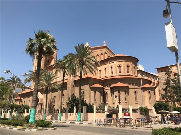 M7rusa's tweet photo. عارف يعني ايه تعيش في مدينة المشي فيها فسحة؟ اهو اسكندرية وبورسعيد كانوا كده

وانا صغيرة كنت بخجل أطلب فلوس من أمي واستحي أطلب فلوس من ابويا..  

فكنت ساعات انزل م البيت في بورسعيد مفيش في جيبي ولا مليم.. ومش محتاجة ولا مليم.. النسمة الحلوة ببلاش.. والمطر ببلاش.. والبواكي تحميك م الحر والمطر والريح فتقدر تتمشى في أي جو.. والبلد صغيرة تتلف كعابي وكل ركن فيها حلو يخليك ما تزهقش م المشي.. توصل البحر ترمي همومك ببلاش.. تعطش تشرب من أي قلة في أي سبيل في الشارع.. وتركب المعدية الدورين ببلاش، رحلة بحرية بديعة بين قارتين.. ببلاش.. 

بورسعيد علمتني اتبسط ببلاش.. 

*البواكي هي طريقة البناء الظاهرة في الصورة الأخيرة، الرصيف بيكون عريض جداً وغالبيته تحت البناية