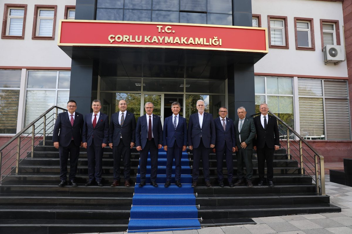 MemisKutukcu's tweet photo. Trakya Bölge Toplantımız için geldiğimiz Çorlu’da; Çorlu Kaymakamımız Sayın Niyazi Erten ve Ergene Kaymakamımız Sayın Kadir Duman ile bir araya geldik. 

Bölgedeki OSB’lerimiz ve sanayimizle ilgili istişarelerde bulunduğumuz Sayın Kaymakamlarımıza ilgi ve nezaketleri için teşekkür ediyorum.