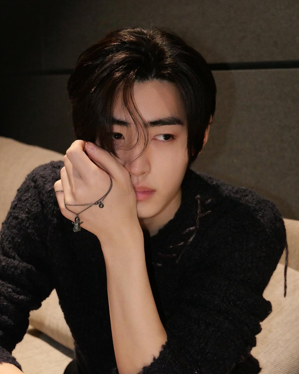 hooonie_Blue's tweet photo. Sunghoon has a ephemeral beauty https://t.co/BVGJBGYrFX