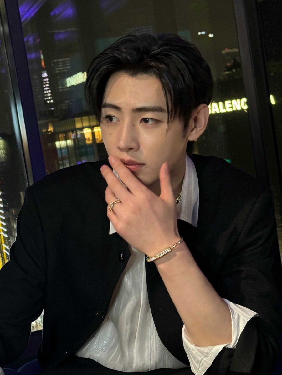 hooonie_Blue's tweet photo. Sunghoon has a ephemeral beauty https://t.co/BVGJBGYrFX