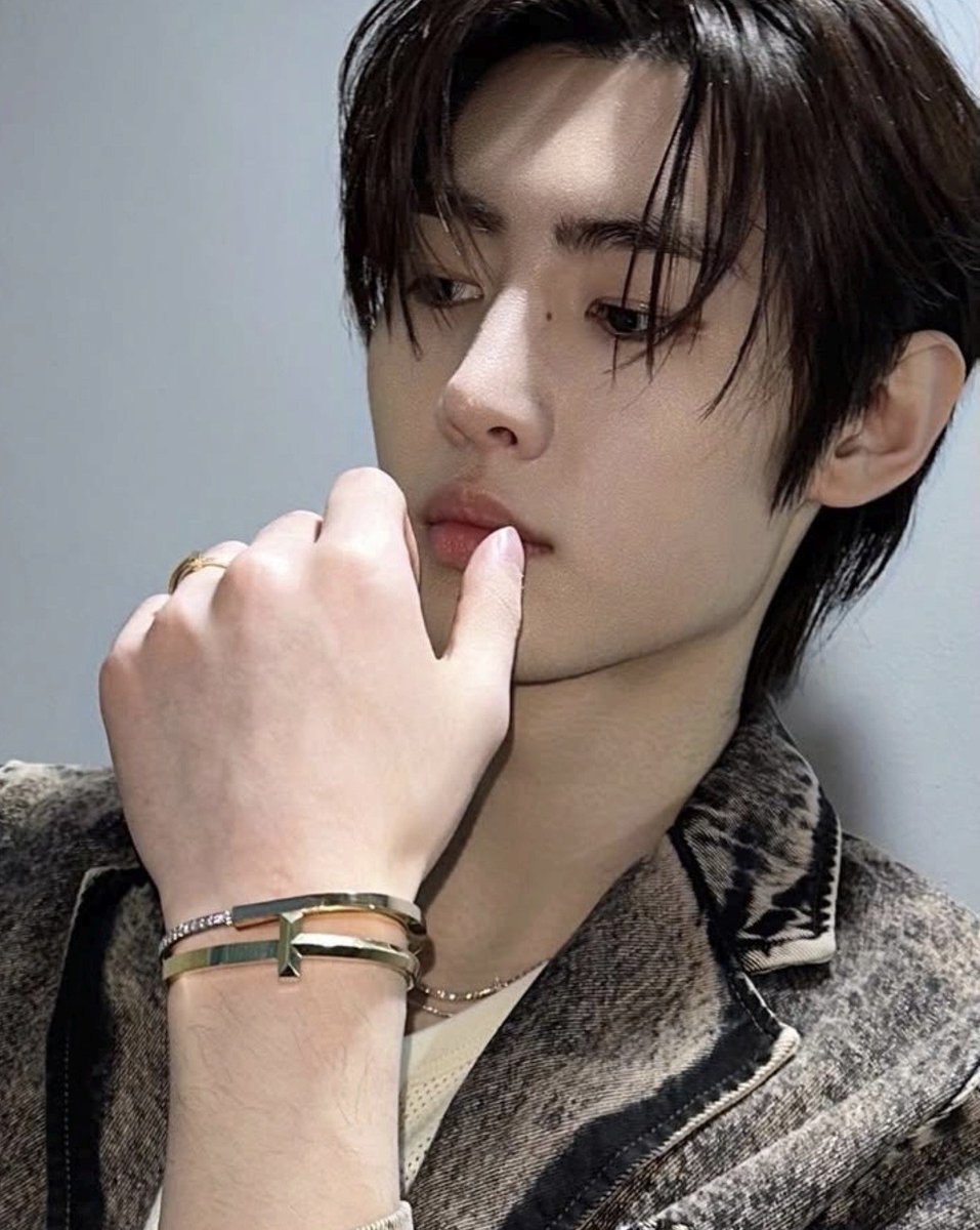 hooonie_Blue's tweet photo. Sunghoon has a ephemeral beauty https://t.co/BVGJBGYrFX