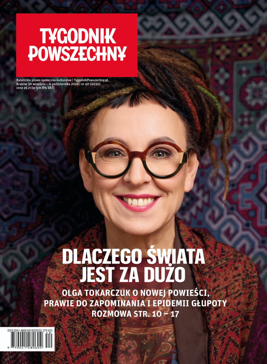 tygpowszechny's tweet photo. Olga Tokarczuk w najnowszym Tygodniku Powszechnym mówi nam o nowej powieści, prawie do zapominania, epidemii głupoty i granicach realizmu.

Mówi też o rozpadzie wspólnego języka, „zachowaniach rojowych” w internecie, hejcie, który powinniśmy ponownie nazywać nienawiścią, prawie do zapominania i rzeczywistości, której nie da się już łatwo zamknąć w jednej opowieści.

- Od dawna mam poczucie, że świata nie da się dogłębnie opowiedzieć tylko w realistyczny sposób - mówi pisarka.

Pełny wywiad ukaże się 29 września na https://t.co/ZMos5BiRRu i dzień później pojawi się w salonach prasowych.

Odsłaniamy pierwsze fragmenty rozmowy. 🔗 https://t.co/ypJ6NIjH18
