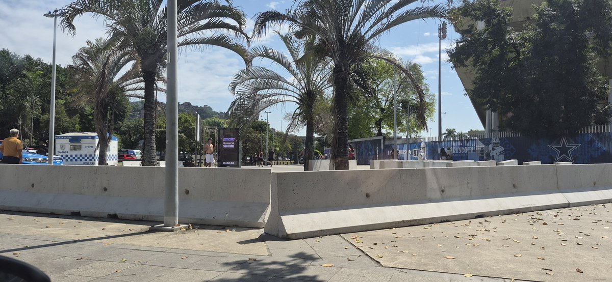 fimdejogo's tweet photo. Bom dia amigos  NFL nunca foi a minha praia, então tirando uma folga merecida pra saúde finalmente normalizar (pressão andou alta mas normalizada agora). Então tenham atenção pra quem  vier ao Maracanã porque vai ter muita barreira e mudanças. https://t.co/9cYb6LV1O8