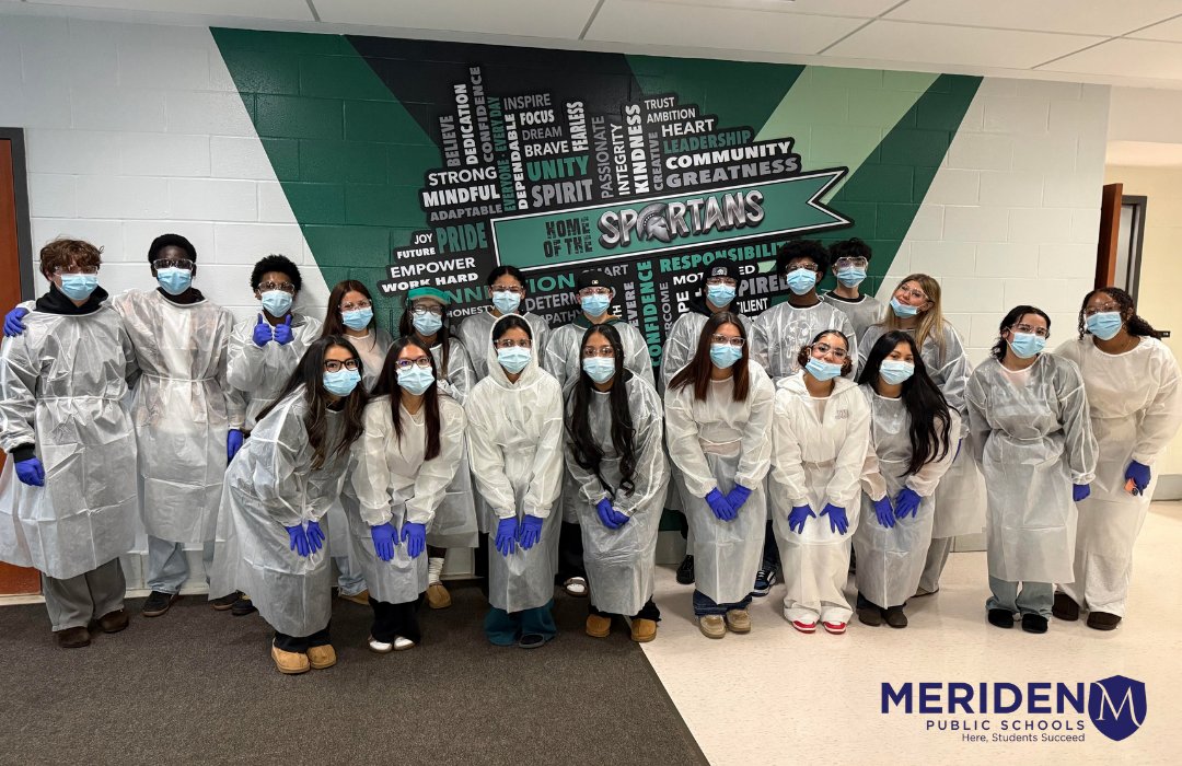 MeridenK12's tweet photo. 🩺 Did you know Maloney High School offers EMT training? Our EMT students put safety first during a hands on PPE donning and doffing lab. 🚑 This course prepares students for EMT certification while building skills to provide critical out of hospital care. 🙌

📸 Emily Derynoski https://t.co/mkxR7B87g2