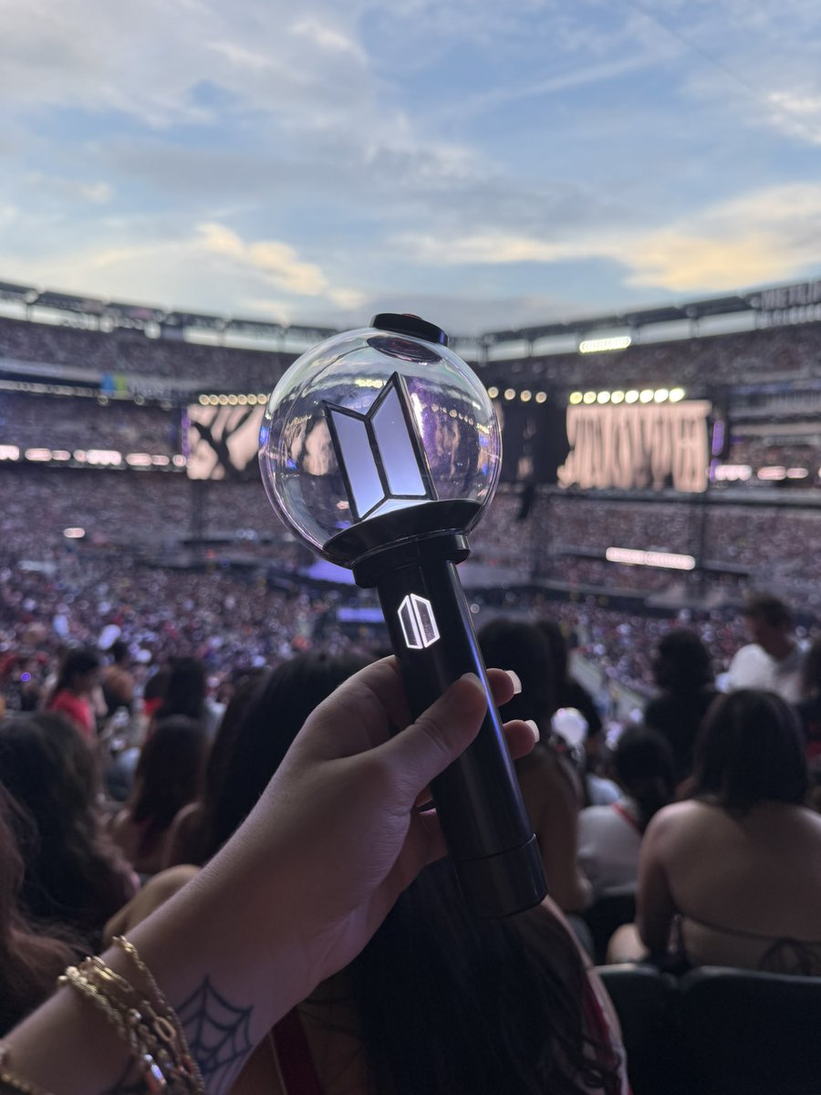 tetejkstr's tweet photo. army !!! post a picture of your army bomb at the concert💜⭐️ https://t.co/Q2J1HFp2hj