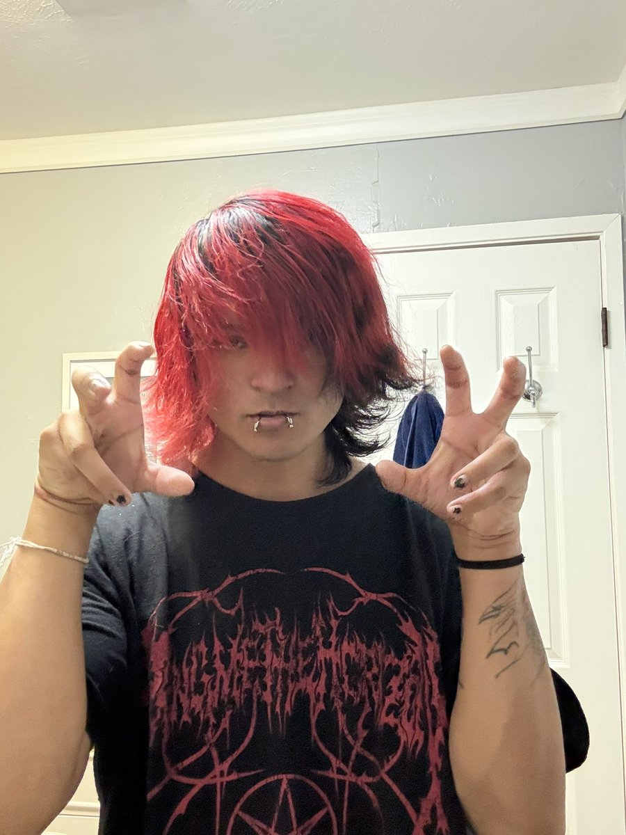 solesunswift's tweet photo. need more friendz :p #moothunt〃・
-you can call me whatever
-24
-gym
-i love my cat
-emo/ metalcore
-anime
-elderscrolls all day
let’s share playlists and memes :3
#moothunt #emo #music #rawr #rawrxd #bringmethehorizion #alt #emoboy #scenetwt #emotwt https://t.co/PUeKS3Qjbo
