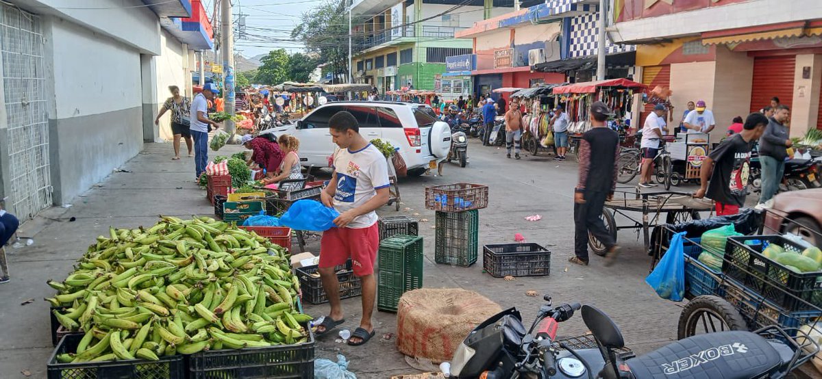 MagdalenaGober's tweet photo. 🛍️ ¡El Mercado Público de Santa Marta vuelve a la normalidad!

Desde muy temprano, el corazón comercial de la ciudad recupera su dinámica habitual, con la llegada de samarios y visitantes que realizan sus compras, mientras comerciantes y vendedores abren sus establecimientos… https://t.co/mEYceXivCQ