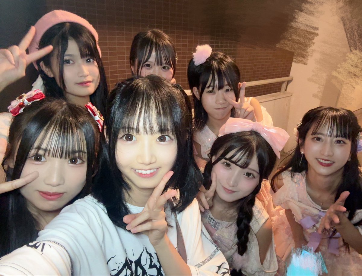 Aina__AS's tweet photo. Gフラありがとうございました！

キャンドロさんと撮ってもらったよ！
みんなとっても可愛かった🫶

りあらちゃんのライブあいなが見れるの
今日で最後だったから見れてよかった！
朝からちょー楽しみにしてたの😆
明日も楽しんでください！！！ https://t.co/Vh1h3WkzSo