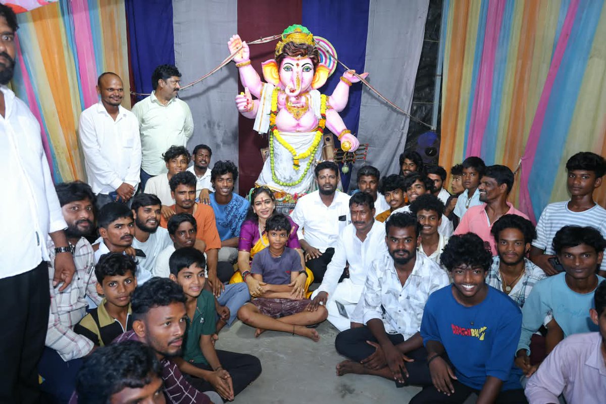 Anitha_TDP's tweet photo. రాజయ్యపేటలో బాల గణపతిని దర్శించుకుని ప్రత్యేక పూజలు నిర్వహించడం జరిగింది. అనంతరం చిన్నారులతో సరదాగా ముచ్చటిస్తూ వారి చదువు, ఆశయాలు, భవిష్యత్ లక్ష్యాల గురించి తెలుసుకున్నాను.

మన పిల్లల భవిష్యత్ మనందరి బాధ్యత. గంజాయి, డ్రగ్స్‌ వంటి మత్తు పదార్థాలకు దూరంగా ఉంటూ, చెడు అలవాట్లకు చోటివ్వకుండా లక్ష్యం వైపు ముందుకు సాగాలి.

యువతకు అండగా నిలవడానికి, వారి భవిష్యత్‌కు అవసరమైన సహకారం అందించడానికి నేను ఎప్పుడూ సిద్ధంగా ఉంటాను.

#ChandraBabuNaidu #HomeMinister #VangalapudiAnitha #TDP #AndhraPradesh