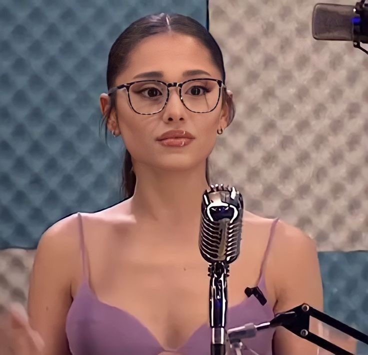 lesbianzgrande's tweet photo. love her big ass glasses https://t.co/7EWcP3ul3C