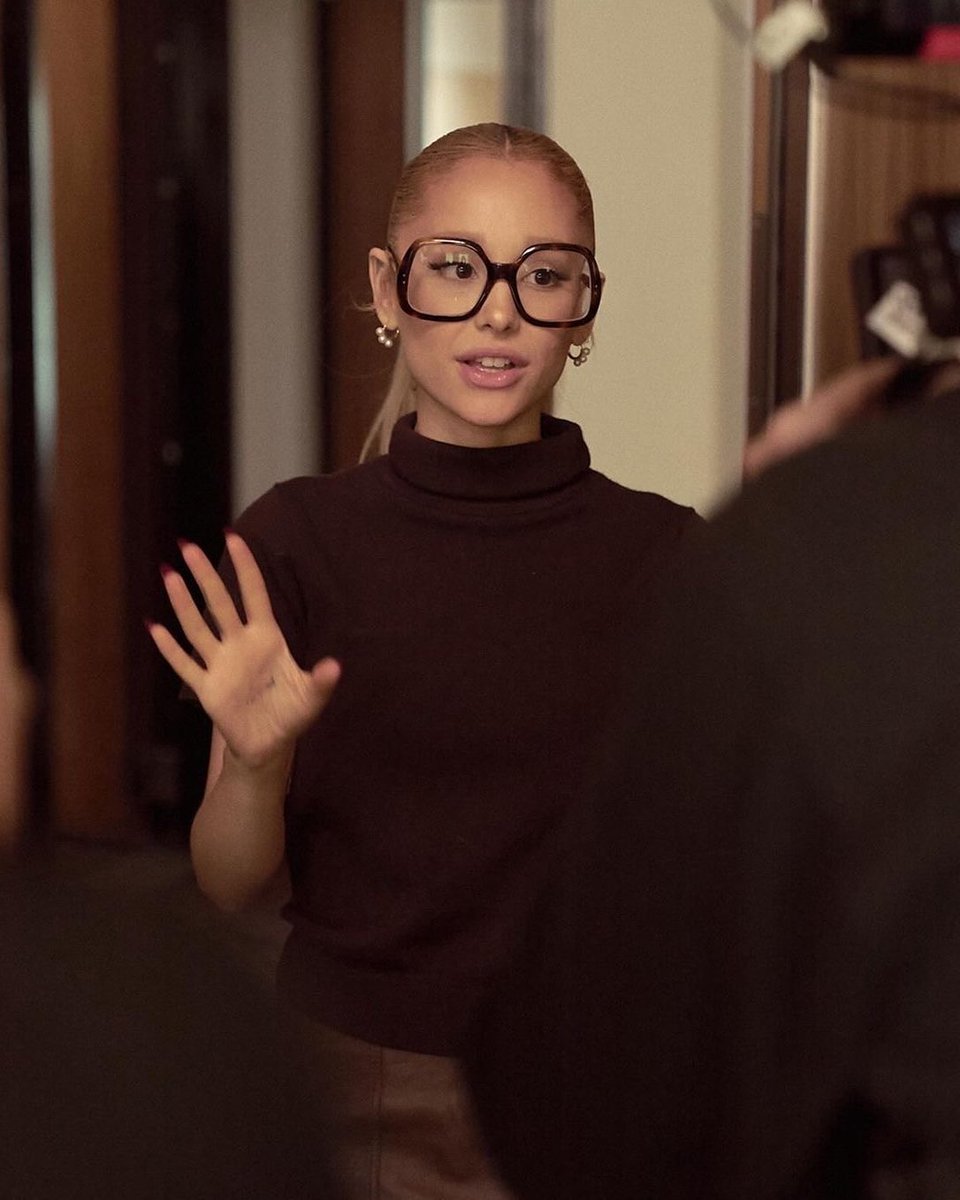 lesbianzgrande's tweet photo. love her big ass glasses https://t.co/7EWcP3ul3C