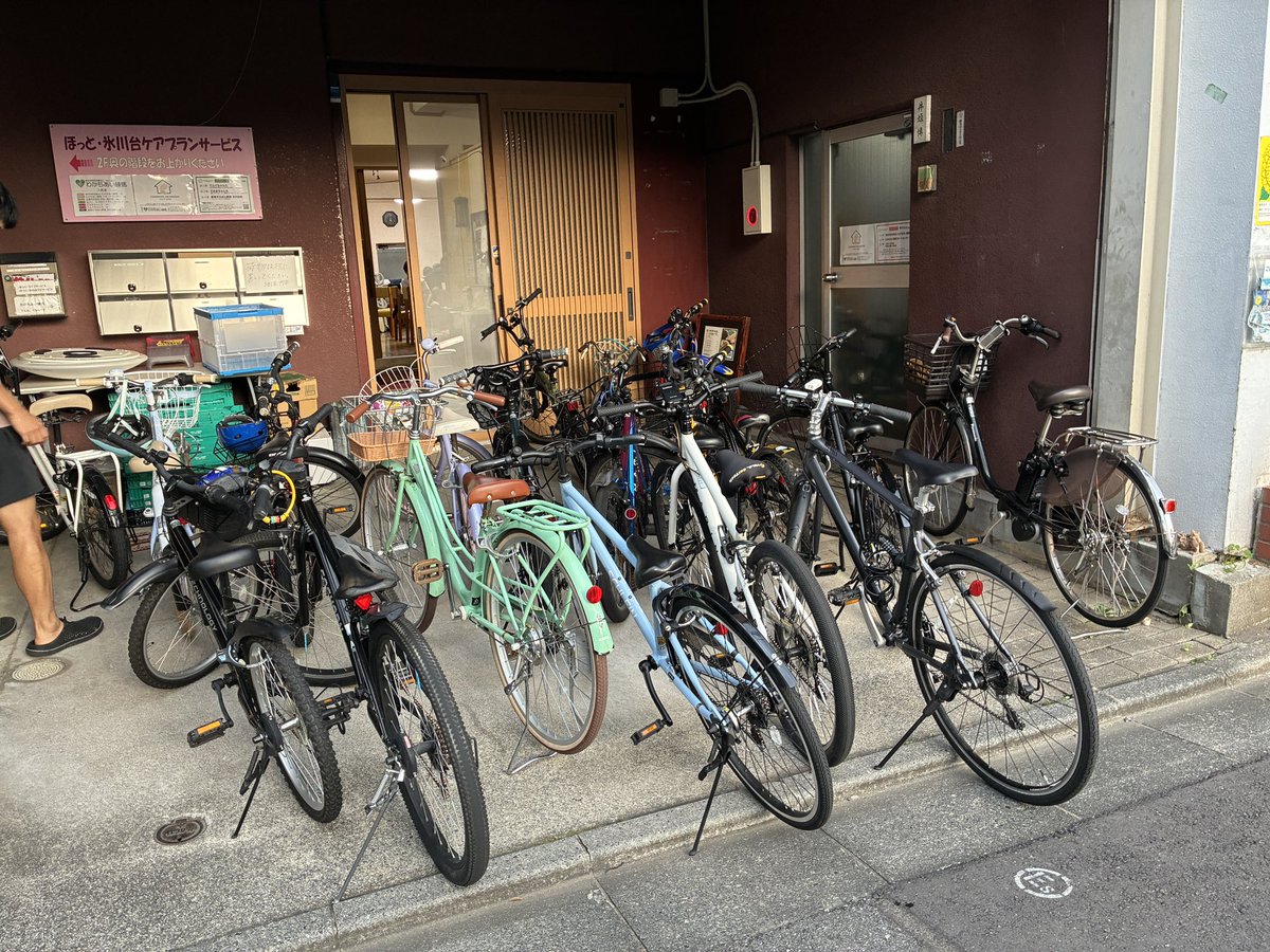 rskdako's tweet photo. こどもと、自転車、たくさん！！！

練馬区 #氷川台 で毎週火、金曜日の放課後、そして日曜日に開室している食と学習・生活支援を通じた居場所づくりの取り組みですが、連休中の4日連続開室を経て息つく暇もなく連休明け最初の今日、なんと23人ものこども・若者が訪ねてきました。

「こんな大きな建物をどう使ったら良いのだろう」「どうやってこれだけの家賃を払っていけば良いのだろう」と頭を抱えた今年3月。
月額30万円もの支払いへの不安はまだ解消されぬままですが、今や「このスペースでどうしたら自転車が収まりきるだろう」「こどもがこれだけ来てどこで落ち着いてもらえるだろう」と、まるで正反対の課題が生じていて日々悩み事が尽きません…

しかし日々たくさんの方の協力のもと、この取り組みが成り立っています。今日も照明の増設に、遊び相手の応援にと、仲間が2人も駆けつけてくれました。本当に日々助けられています。

喫緊の課題はこの夏の電気代の支払いです。夏休み期間中に冷房フル稼働で、1日10時間以上、週3日開室し続けました。19日、190時間、電気会社からの請求書に怯えています。
「それは大変だ！」と思ってくださる方は、どうか無理のない範囲でご寄付いただけますと幸いです。ご寄付は光熱費の他に助成や補助金で賄えない食材費の一部や学習用具、遊び道具など直接的経費に活用させていただきます。あたたかいご支援をお寄せいただけますと幸いです。

ご寄付について ▶︎ https://t.co/rnlR7vOY1x