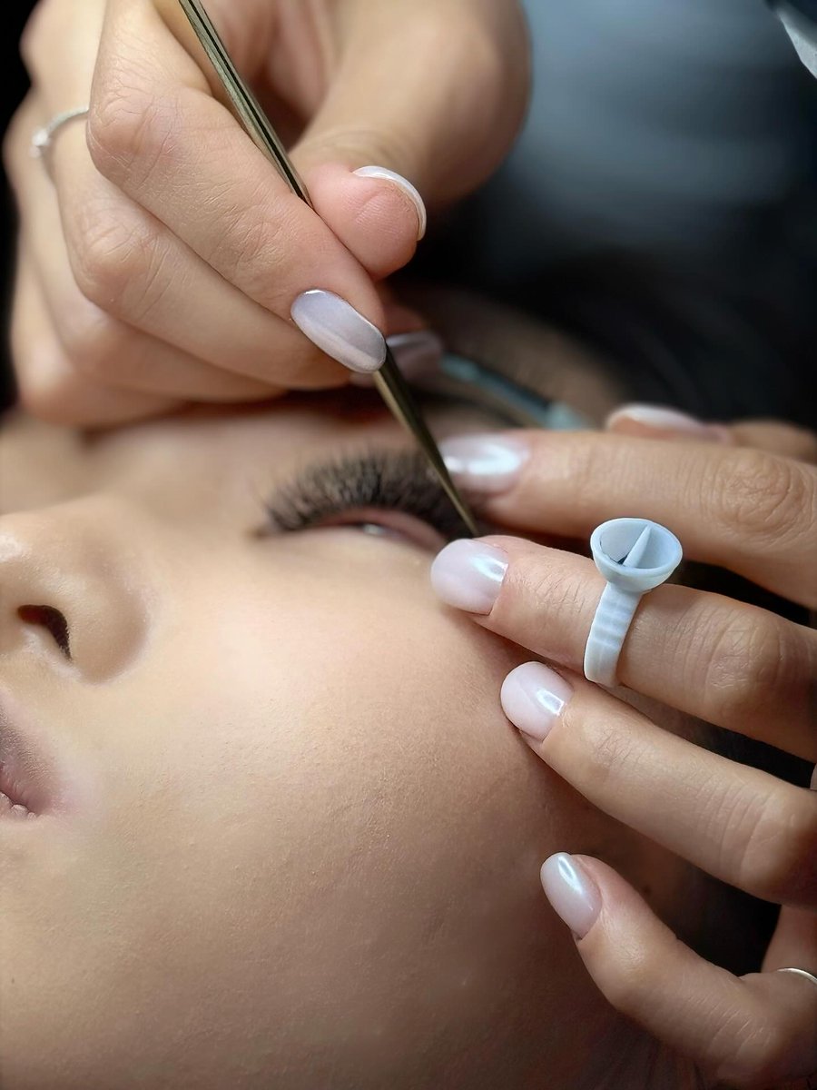 NicoletteAlmrk's tweet photo. Amethyst Beauty Salon-д таны натурал гоо сайхныг тодотгох цэвэрхэн, энгийн үйлчилгээг санал болгож байна. Нэг болон хоёр хямсааны техникээр ажилладаг сормуус артистуудаас сонгоорой. Өдөр бүр 09:00–21:00. Утас: 95939865 https://t.co/eJSFcn0wKm