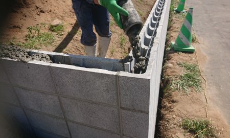 Csid_Gold's tweet photo. @zero_sekoufuryo ん？
写真を見る限りは、ca4段積ではなく「逆L型CP」ですね。
空洞の中にコンクリートを充填する事で擁壁同様の能力になります。 https://t.co/FJoLWgavwW