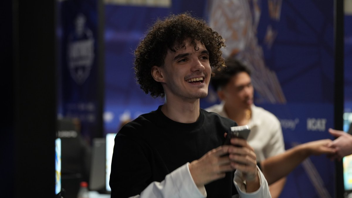 FNCompetitive's tweet photo. practice room vibes <3 https://t.co/QhpYFiWkYe