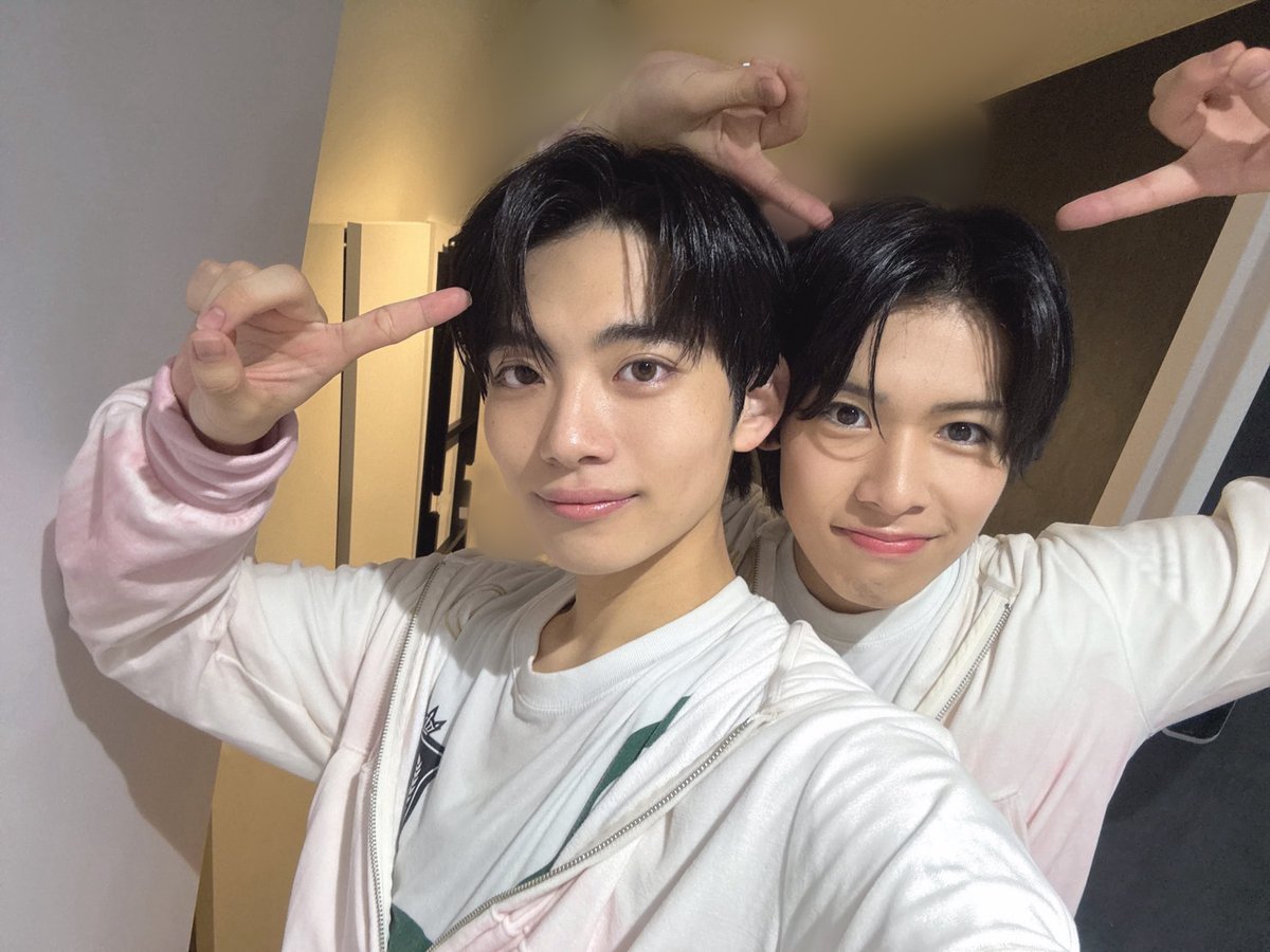 cloudten_member's tweet photo. 今日も公演見にきてくれてありがとうま🤗
配信でも見てくれたWindsもありがとうまだよ🤗

今日も今日とてガラスの靴はニコイチでした！ゆうせいありがとね🥰
実はゆうせいと同じ髪型にしようねって話してたんですけどいざしてみたら自分の髪の長さ足らず…💦

これからもWindsのこと楽しませられるようにお喋りのお勉強します！今日の質疑応答は100点満点中何点でしたか…？辛口で教えてくださいなば🥺

Instagramのストーリーにゆうせいのセンスが光る動画上がってるから是非見てね✨

またね☺️

＃Cloudten #稲葉斗真