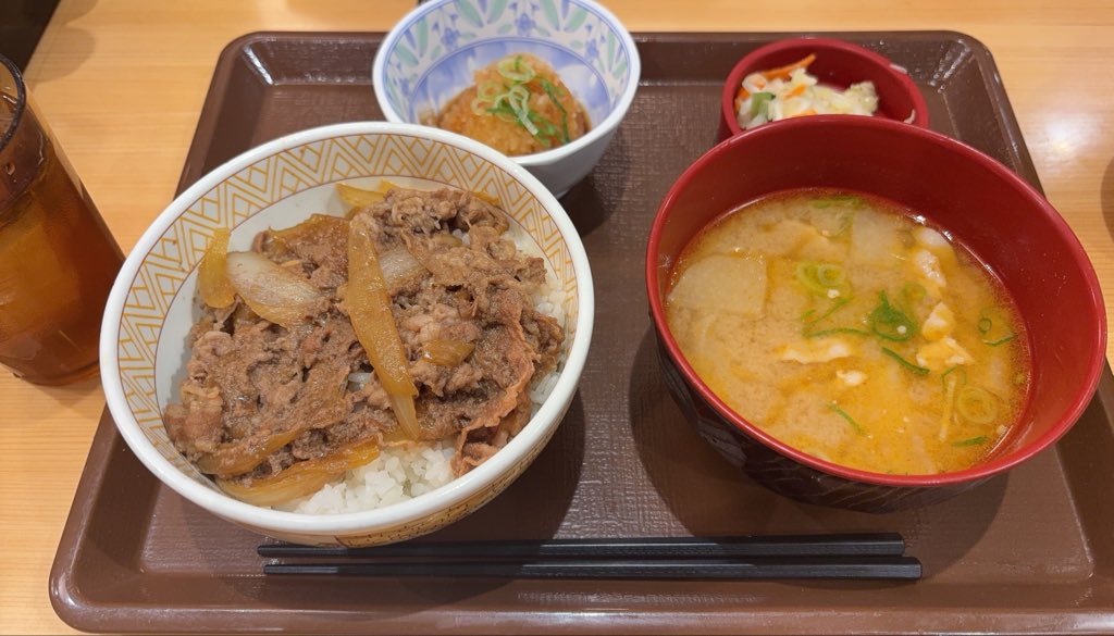 4peno3ke's tweet photo. 今月の月末残業も無事終了！
すき家の牛丼、おろしポン酢選びがち。 https://t.co/VvmugO9aYU