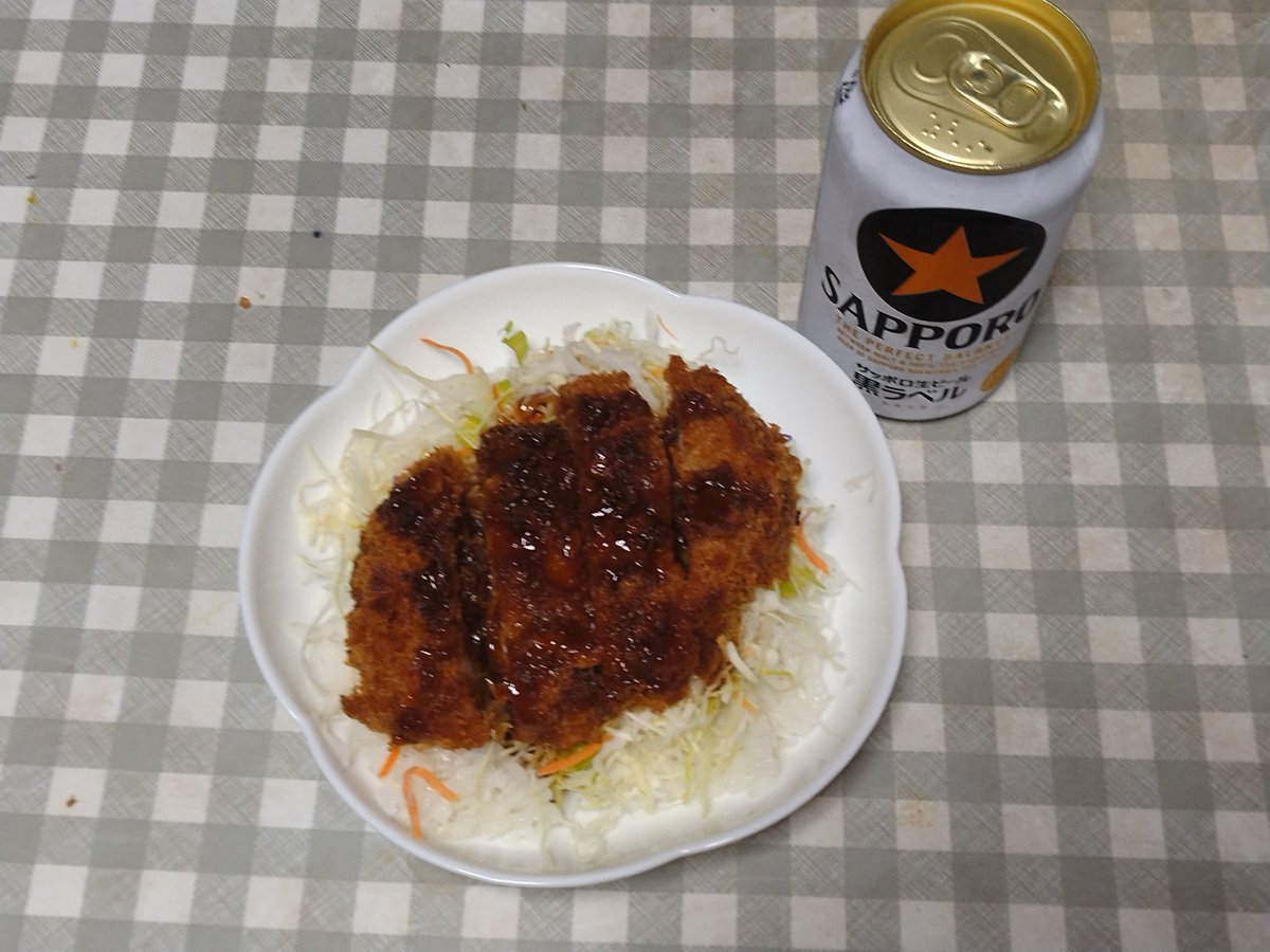 baltrex98's tweet photo. こんばんは！今日も一日お疲れ様です。今夜は晩ごはんにソースカツ丼(ビール付き)で頂きました。ビール飲むのはたぶん半年ぶりかなと思います… https://t.co/FvuQgkFGpP