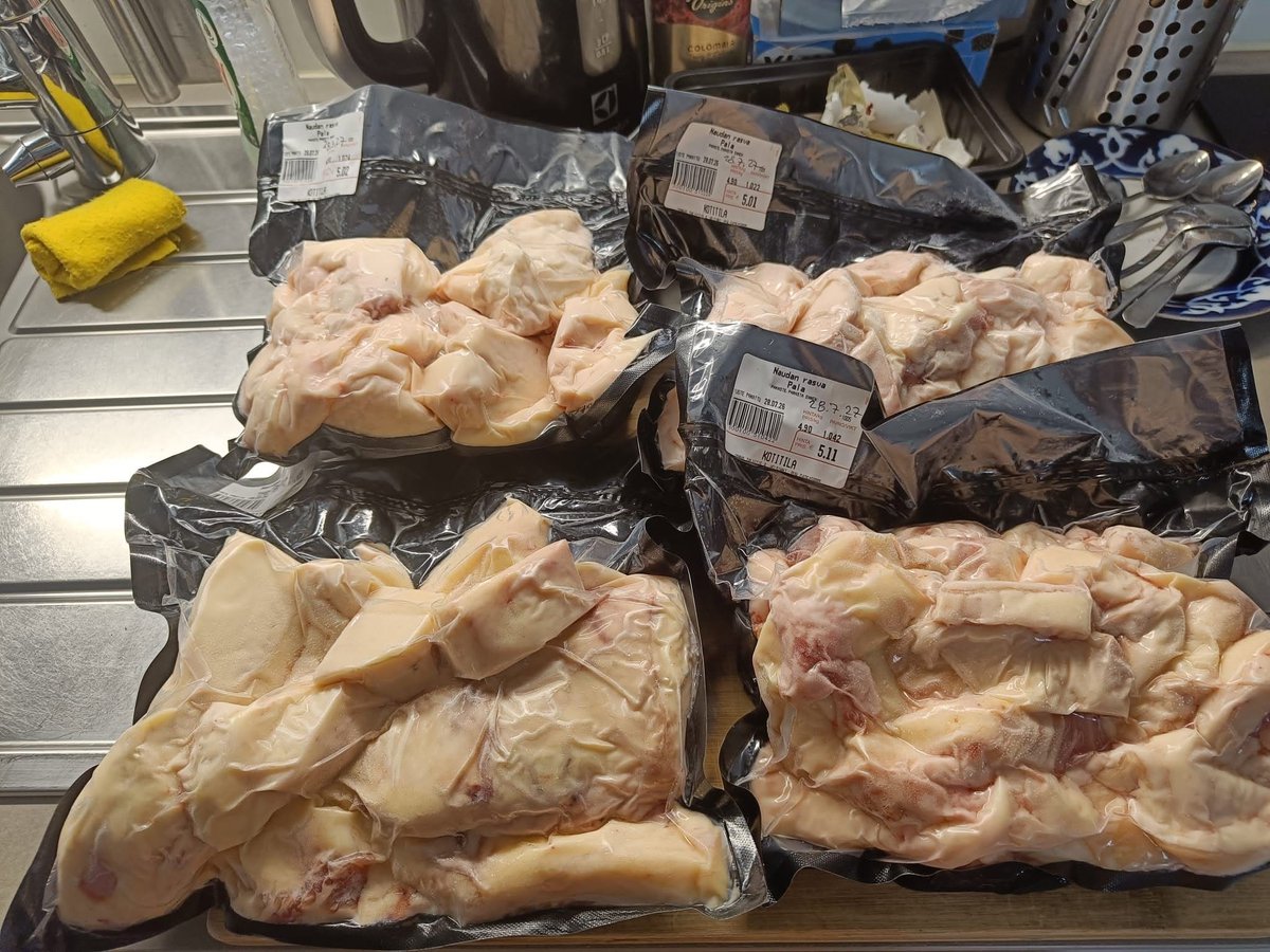 HilpoJuhana's tweet photo. Side project
Tallow, the liquid gold
Here in the promised land of margarine, the excellence and healthiness of tallow as a cooking fat have largely been forgotten.
1/11
#tallow #beeftallow #grassfedbeef #renderintallow #cookingfat #traditionalcooking #fromscratch #handmade https://t.co/2HN5dEnVi9