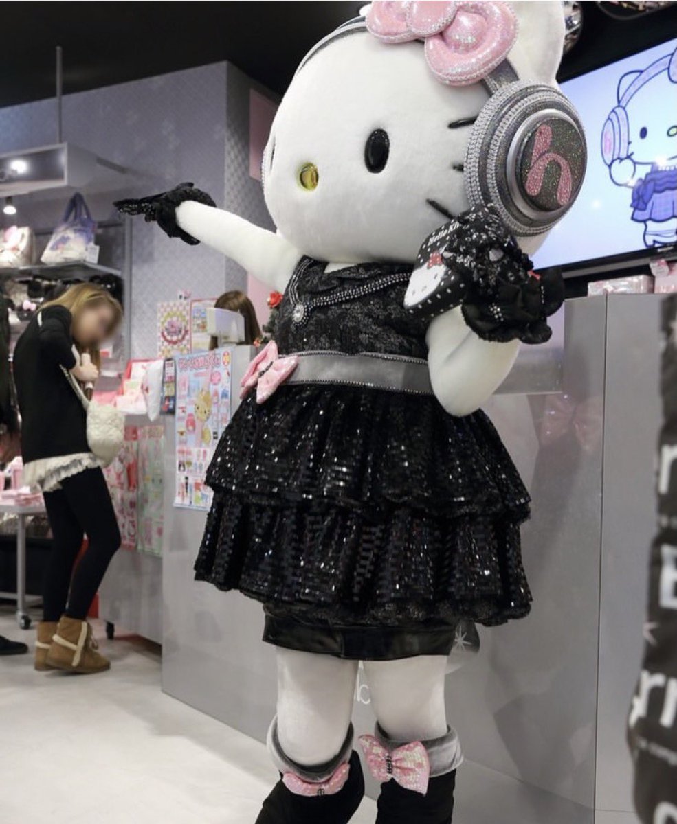 virtualh3arts's tweet photo. DJ Hello Kitty performing at club kt store in Shibuya, Tokyo (2011) 🎧🎵💕🎀 https://t.co/eRTmAWl17o