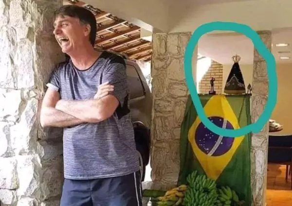 saritacoelho's tweet photo. Este é Jair Bolsonaro com uma imagem de Nossa Senhora Aparecida antes de ser presidente e este é Jair Bolsonaro, como presidente da República, consagrando o Brasil a Nossa Senhora Aparecida. https://t.co/tfPOn4PVo7
