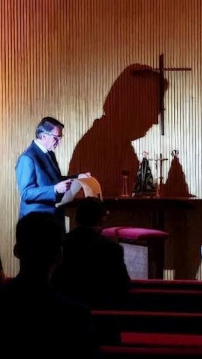 saritacoelho's tweet photo. Este é Jair Bolsonaro com uma imagem de Nossa Senhora Aparecida antes de ser presidente e este é Jair Bolsonaro, como presidente da República, consagrando o Brasil a Nossa Senhora Aparecida. https://t.co/tfPOn4PVo7