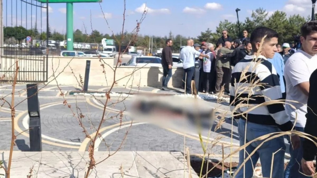 halktvcomtr's tweet photo. Silahla intihar girişiminde bulunan kişinin seyyanen zam talebi için alana gelen emekli bir polis memuru olduğu ve iki çocuğunun bulunduğu öğrenildi. 

Olay yerine ulaşan acil sağlık ekipleri, ağır yaralanan emekli polis memuruna ilk müdahaleyi yaptı. 

Yaralı yurttaş, ambulansla Gazi Eğitim ve Araştırma Hastanesi'ne sevk edildi. Tedavi altına alınan emeklinin sağlık durumuna ilişkin henüz resmi ve net bir açıklama yapılmadı.