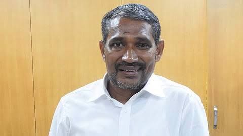JohnPandianTMMK's tweet photo. சமூக நீதி விடுதிகளில் மாட்டிறைச்சி வழங்குவது குறித்த அமைச்சர் வன்னியரசுவின் விளக்கம் – தனிப்பட்ட விருப்பத்தை அரசியலாக்குவது கண்டிக்கத்தக்கது!

சமூக நீதி விடுதிகளில் மாட்டிறைச்சி வழங்குவது குறித்து “பரிசீலிப்போம்” என்றுதான் அமைச்சர் வன்னியரசு கூறியதாகவும், தனது தனிப்பட்ட விருப்பம் குறித்து எந்தக் கருத்தையும் தெரிவிக்கவில்லை என்றும் அவர் விளக்கம் அளித்துள்ளார்.

இது தொடர்பாக நான் அமைச்சரை தொலைபேசியில் தொடர்புகொண்டு கேட்டபோது, “என்னுடைய தனிப்பட்ட விருப்பத்தை நான் எங்கும் கூறவில்லை. விடுதிகளில் மாட்டிறைச்சி வழங்குவது குறித்து பரிசீலிப்போம் என்றுதான் கூறினேன். இறுதி முடிவை அரசு தான் எடுக்கும்” என்று அவர் தெளிவுபடுத்தினார்.

அமைச்சரின் விளக்கத்தைப் பெறுவதற்கு முன்பு, அவரது கருத்து குறித்து நானும் கண்டனத்தை பதிவு செய்திருந்தேன். ஆனால் அவரிடம் நேரடியாகப் பேசியபோது, அவர் கூறிய கருத்தின் பின்னணி வேறுபட்டது என்பது தெளிவாகியது.

ஒரு பட்டியல் சமூகத்தைச் சேர்ந்தவர் அமைச்சராக இருப்பதை சில அரசியல் தரப்பினர் விரும்பவில்லை என்ற அடிப்படையில் அவரது ஒவ்வொரு கருத்தையும் அரசியல் சர்ச்சையாக மாற்றுவது ஜனநாயக அரசியலுக்கும் சமூக நல்லிணக்கத்திற்கும் ஆரோக்கியமான நடைமுறை அல்ல.

மாட்டிறைச்சி விவகாரத்தில் அமைச்சர் கூறியதாக வெளியான கருத்தை வைத்து அரசியல் ஆதாயம் தேடுவதும், சில அரசியல் கட்சித் தலைவர்கள் போராட்டங்களை அறிவிப்பதும், உண்மையான விளக்கத்தைப் பெறாமல் தனிப்பட்ட முறையில் அவரை விமர்சிப்பதும் தவிர்க்கப்பட வேண்டும்.
கருத்து வேறுபாடுகள் இருக்கலாம்; ஆனால் ஒரு தனிநபரின் தனிப்பட்ட விருப்பத்தை அவருடைய கருத்தாக சித்தரித்து அரசியல் ஆதாயம் தேடுவது கண்டிக்கத்தக்கது.

#vanniarasu