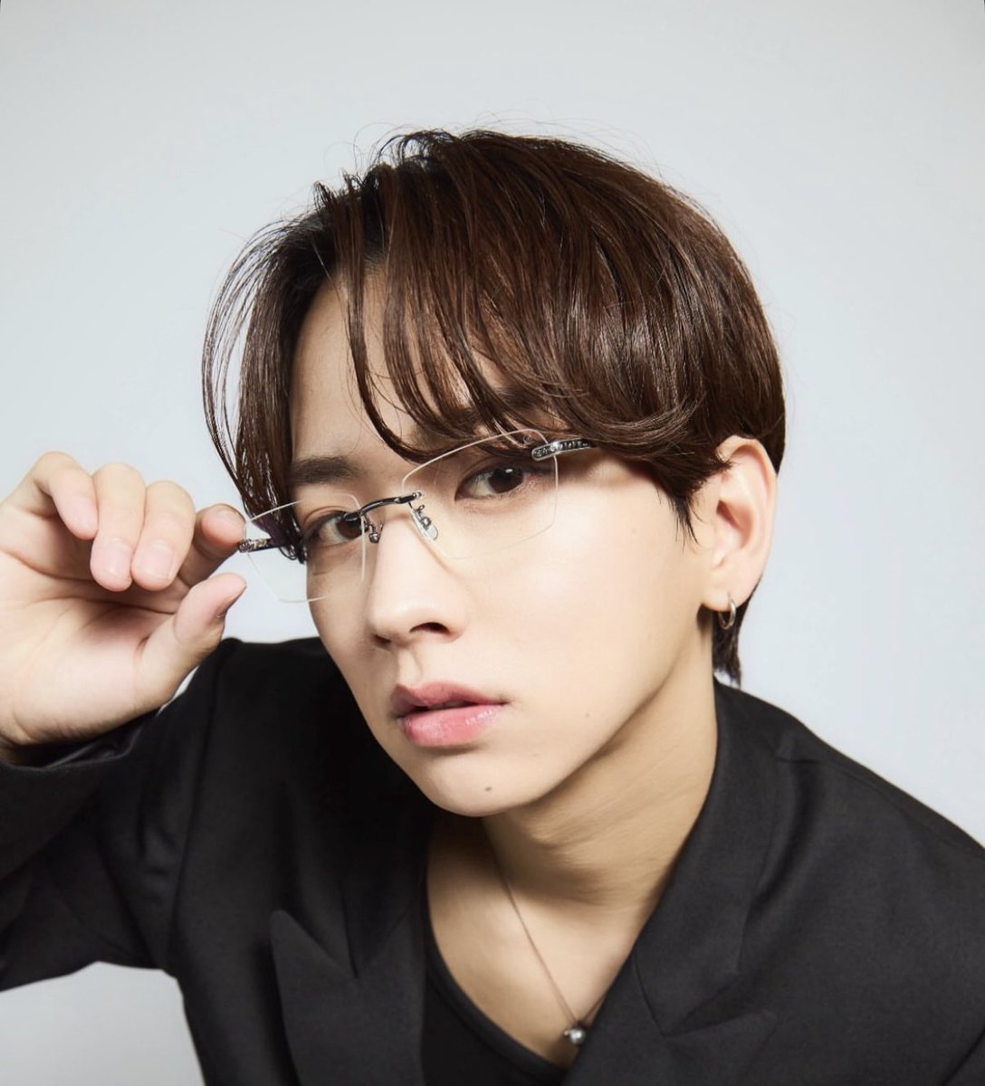 neeekeeee's tweet photo. can he pls model for an eyewear brand look at the material (!!!!) https://t.co/OsrTlzXMjG