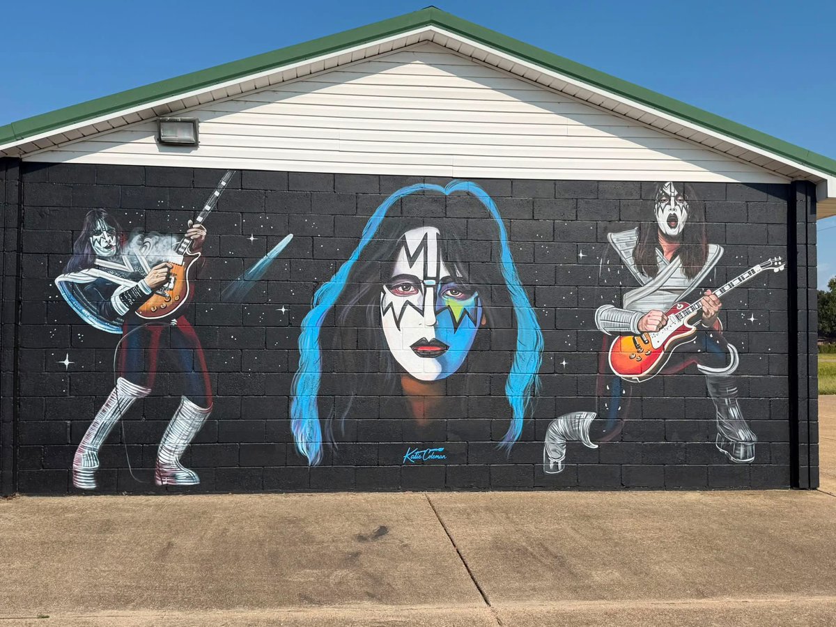 bob_robertnash's tweet photo. Katie Coleman updated her incredible mural of Ace Frehley.
Give her some love!
#FrehleyFriday
#70sKISS https://t.co/ULKh4QOl9c