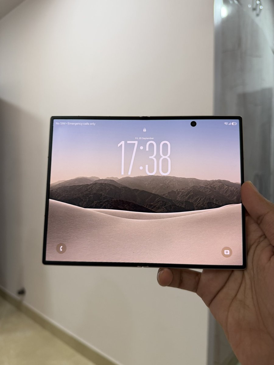 techdroider's tweet photo. Samsung Duo https://t.co/Hw8mXgvDIW