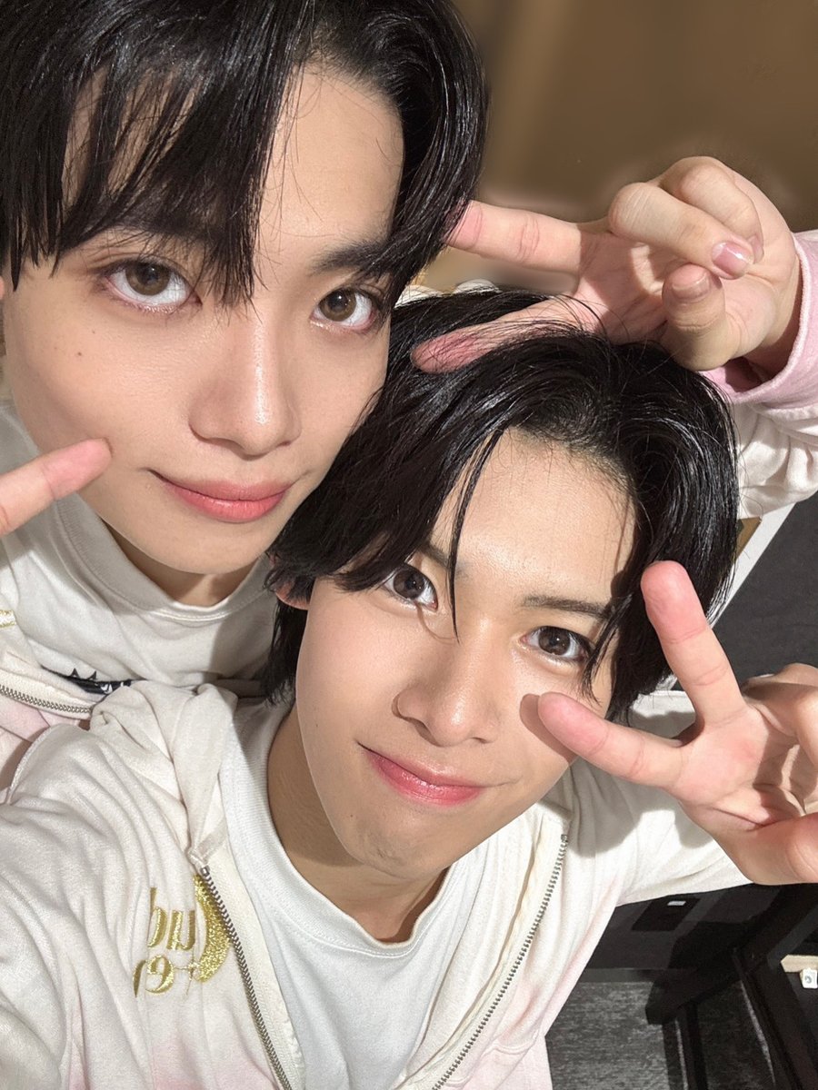 cloudten_member's tweet photo. 本日の公演もありがとうございました！
今日はとうまのガラスの靴で出演しました！
めちゃ楽しかったです！
実は、ちょうど1ヶ月前くらいにガラスの靴デビューしました笑
明日俺が出演する🩷公演ありますのでぜひ見に来てください！
お待ちしてます☺️
(ちなみに今日のガラスの靴動画、俺が作りました！
どうだったかな？、)

＃ニコイチ
＃Cloudten #福田結聖