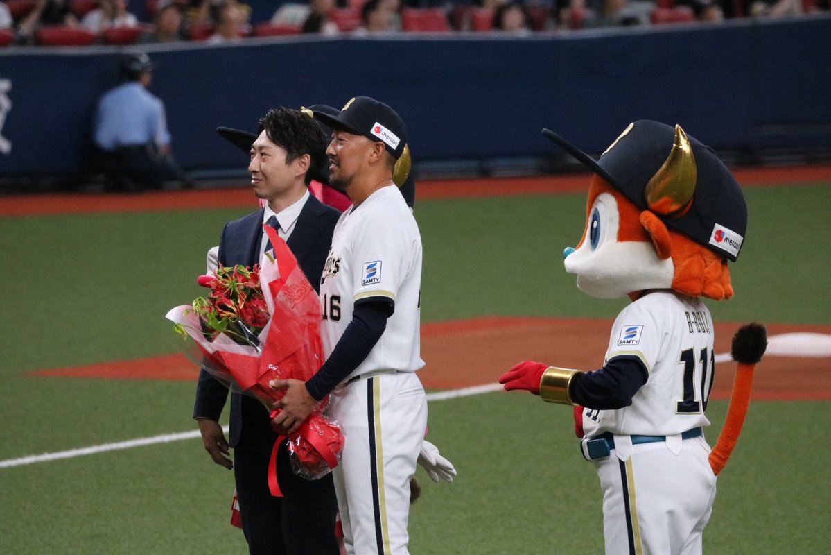 blue_braves's tweet photo. 平野さん 現役引退
本当にお疲れ様でした
そして本当にありがとう！
岡田さんや、金子さんまでセレモニーにかけつけて下さいました🥹
オリックスの苦しい時代、そして栄光の時代にを担った人がまたグランドを去りました🥲
#平野佳寿 https://t.co/kNsB4p0dLh